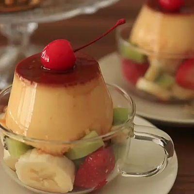 固めのプリンをたっぷり果物と😋