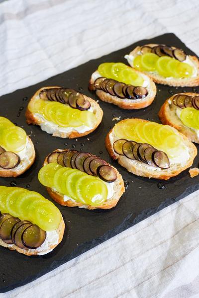 ぶどうとクリームチーズのクロスティーニ