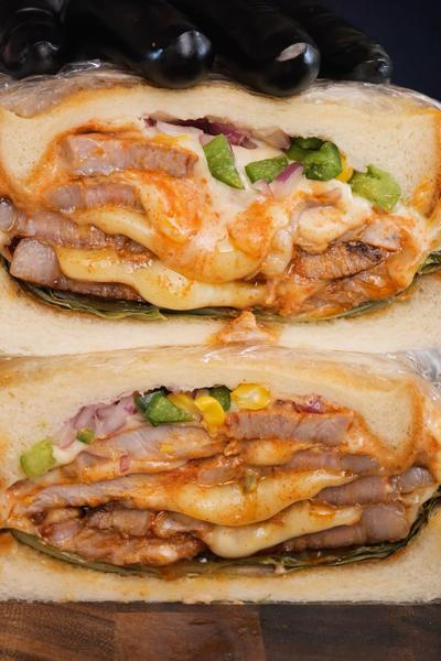 簡単!! 肉テロスパイシーサンドイッチ🥪🧀🍖