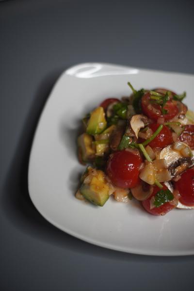 抱えて食べてしまうおつまみサラダ