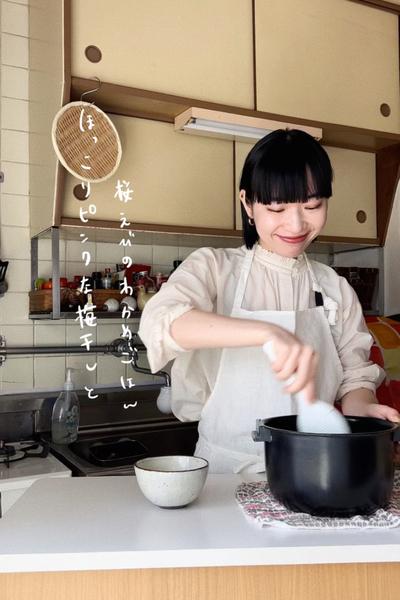 ほっこりピンクな梅干しと桜えびのわかめごはん🦭🌸🦐