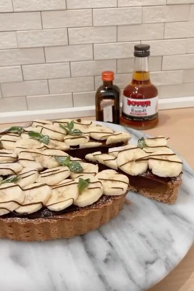 可愛くて簡単！！キャラメル生チョコバナナタルト💕