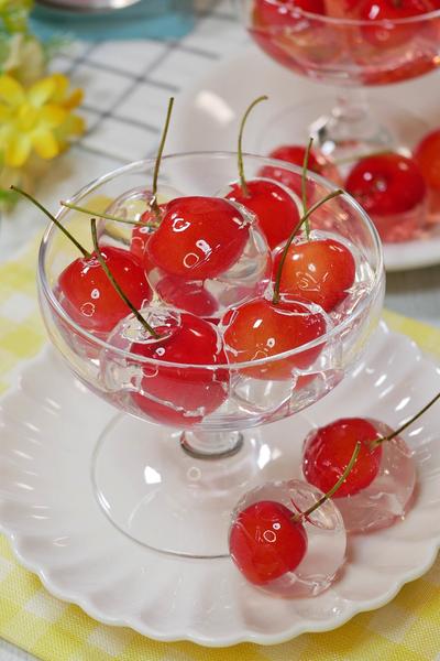 百均の製氷皿で作る！まるごとさくらんぼゼリー