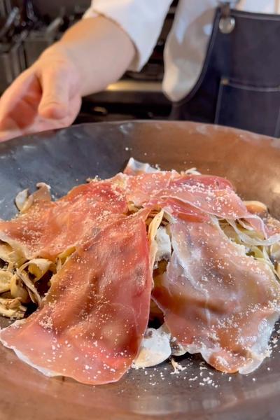 濃厚なマッシュルームクリームと生ハムのパスタ