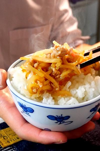 レンジだけでお箸が止まらないほど旨い！ひき肉もやし