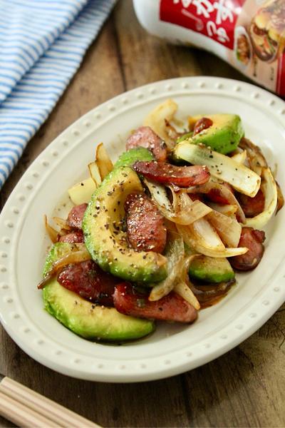 ぱぱっともう一品！アボカドとソーセージの甘辛炒め