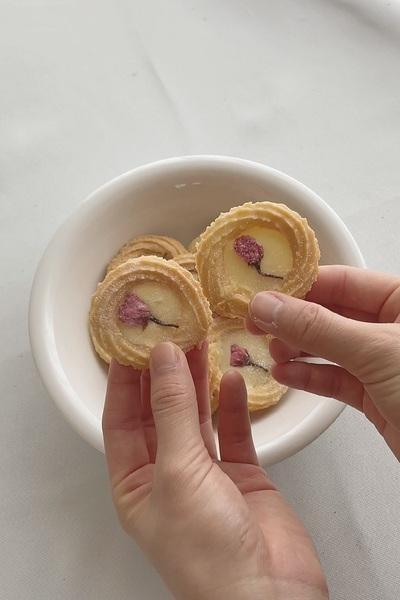 桜の塩漬けを使ったクッキー ホワイト By Tk Mnh クラシル