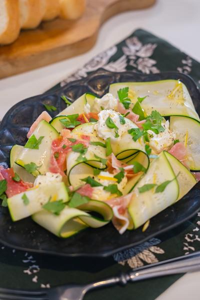 5分でおもてなし！生ハムとズッキーニのサラダ