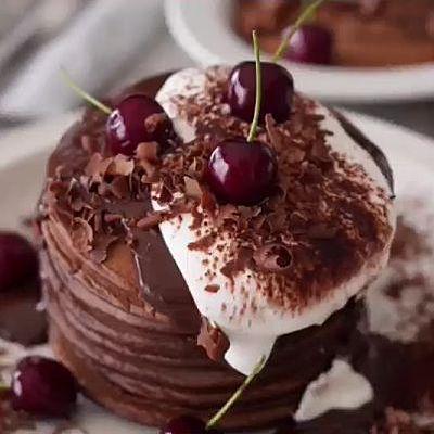 チョコレートパンケーキにさくらんぼ🍒