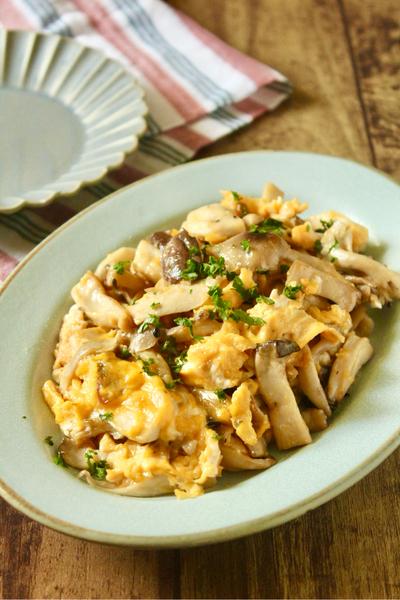 ぱぱっとやみつきおかず！きのこスクランブルエッグ