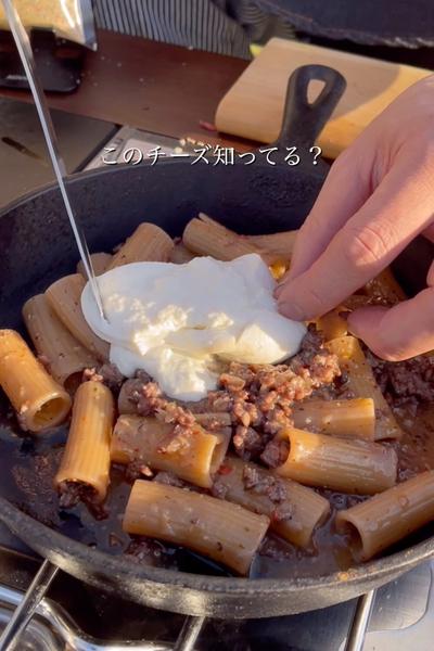 リッチなチーズを使ってワンパンでラグーパスタ