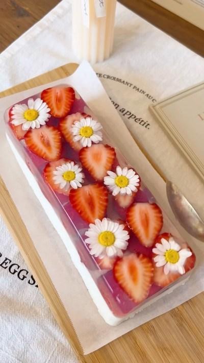 簡単いちごゼリーテリーヌ作ったよ👩🏻‍🍳🍓🌼💕