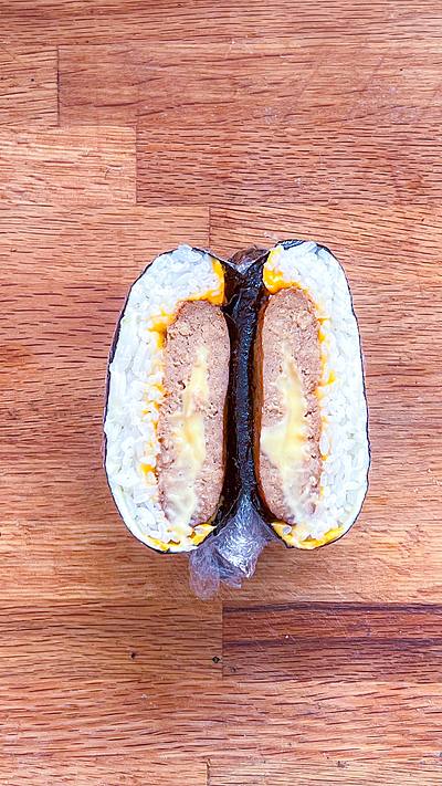 ハンバーグとチーズでわんぱくにおにぎらず