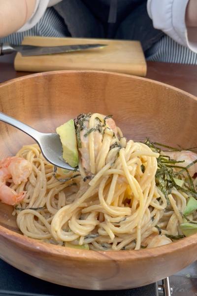 醤油が効いたクリームと海老アボカドのパスタ