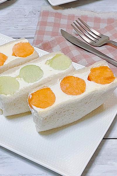 お店の味をおうちで作るメロンサンド