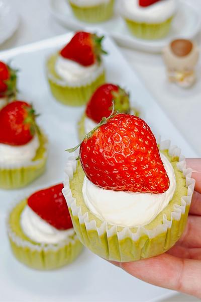 いちごと良く合う抹茶のチーズケーキ。