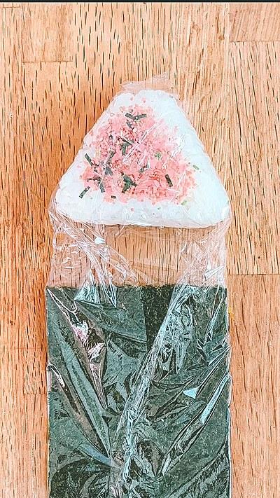 ラップを使ったコンビニ風おにぎりの包み方