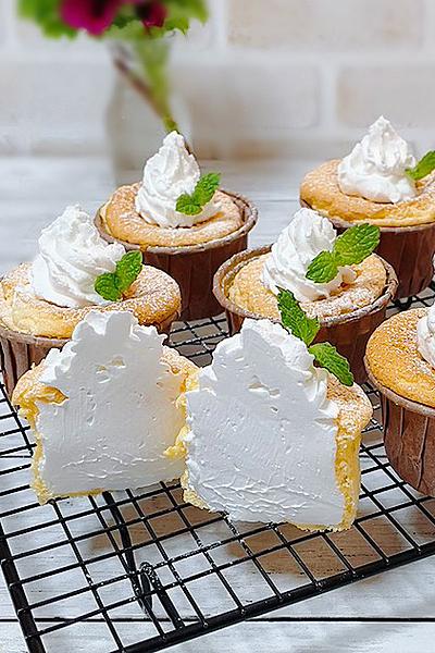 生クリームたっぷりカップシフォンケーキ