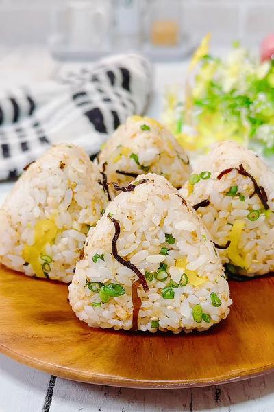 両手で持って食べたくなる激ウマおにぎり