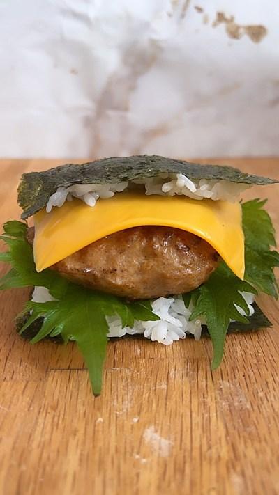 がっつり食べたい！ハンバーグでおにぎりバーガー