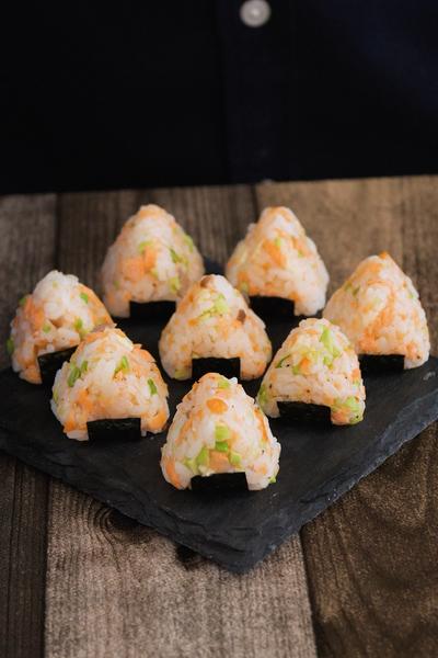 寿司に飽きたら🍣ミニサーモンおにぎり!!🍙