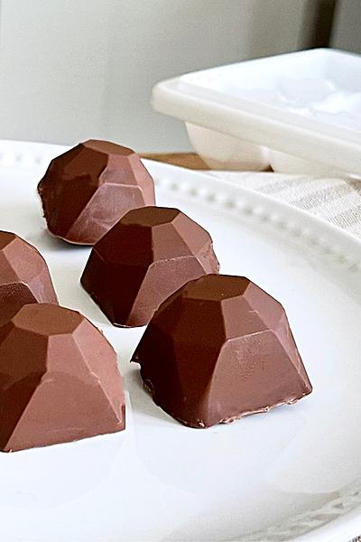 材料2つ！アイストレーで生チョコ作り方！