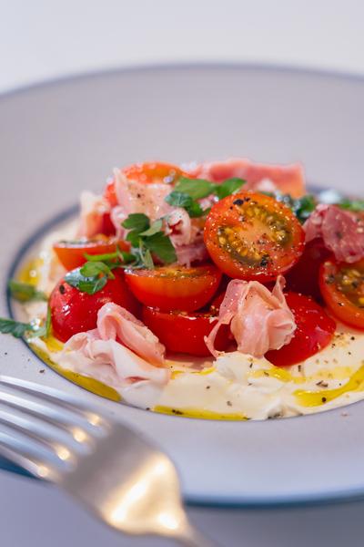 カプレーゼ革命！濃厚クリチと生ハムの絶品カプレーゼ