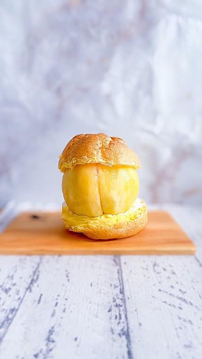 桃を丸ごとシュークリーム
