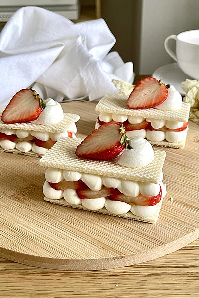 材料４つ！オーブンなし！いちごミルフィーユ作り方🍓