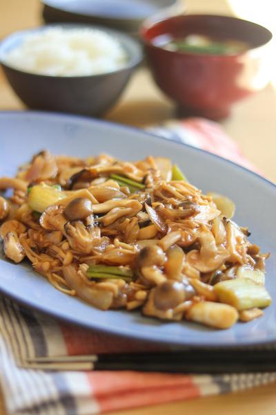 ご飯がすすむ♪【たっぷりきのこのピリ辛炒め】