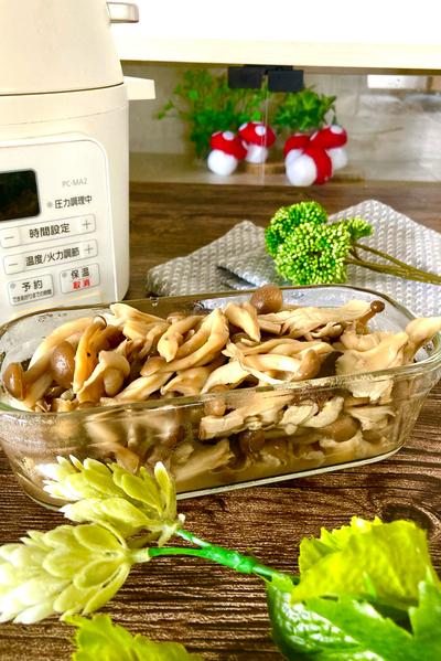 出汁香るきのこのバター蒸し