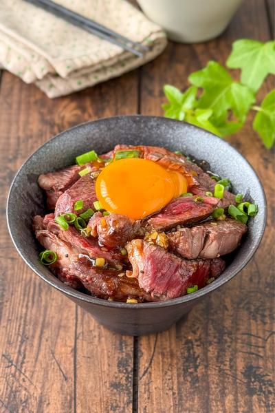 安いお肉で飯テロ丼ぶり　美味しくいただきまーす🙌