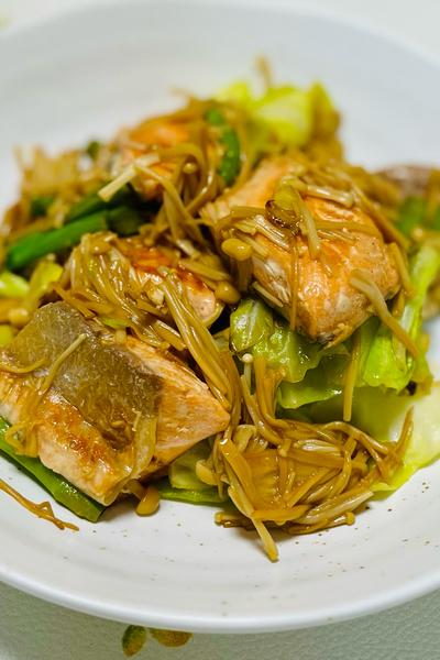 わが家の鉄板！簡単鮭と色々野菜のバター醤油炒め