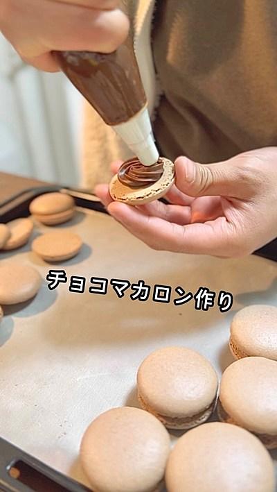 今回はチョコマカロン作ってみました！！正直にいうと