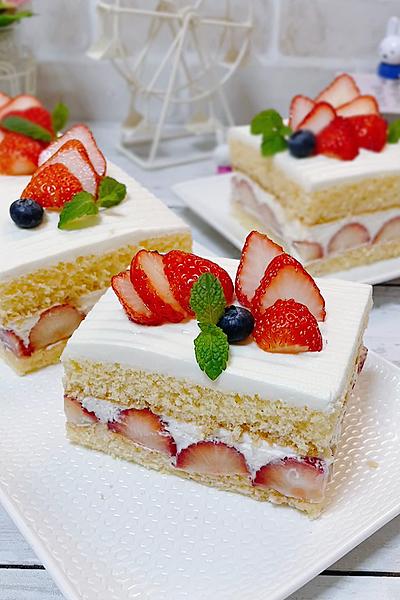 いちごがいっぱい四角いケーキ