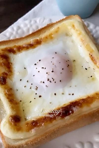 チーズとケチャップをサンドした土手マヨトースト