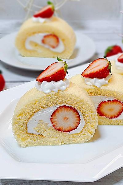 百均トレーで作るふわふわロールケーキ