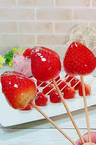 かわいいいちごあめの作り方とおいしい食べ方 by ひろまるクック