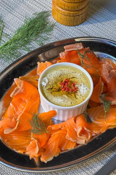 香り華やか！スモークサーモンの紅茶クリームのせ