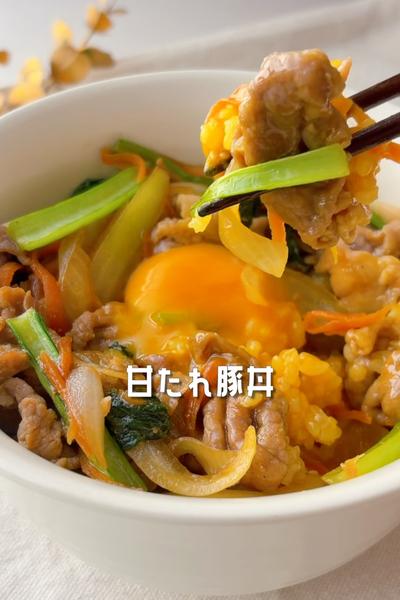 ワンパン🍳とろ〜り卵黄絡む甘タレ豚丼🐷🍚