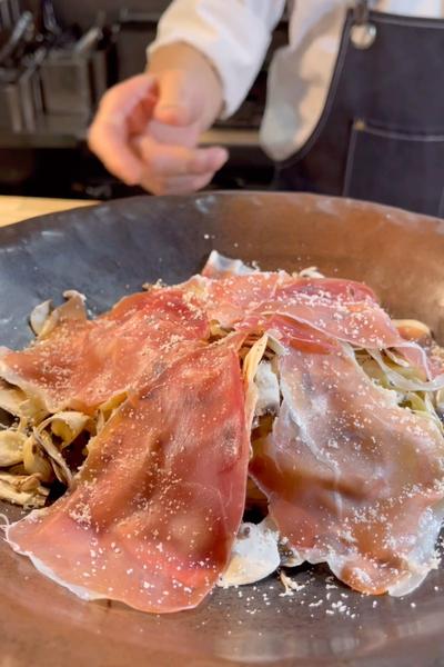 濃厚なマッシュルームクリームと生ハムのスパゲッティ