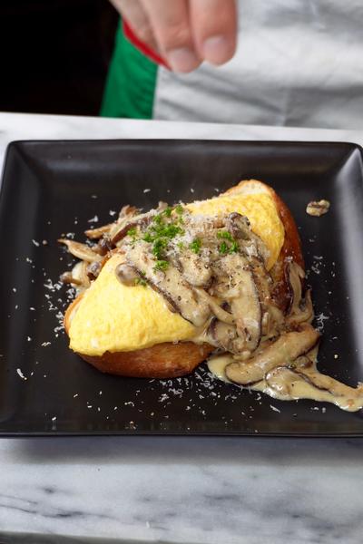 オムレツトースト　キノコクリームソース