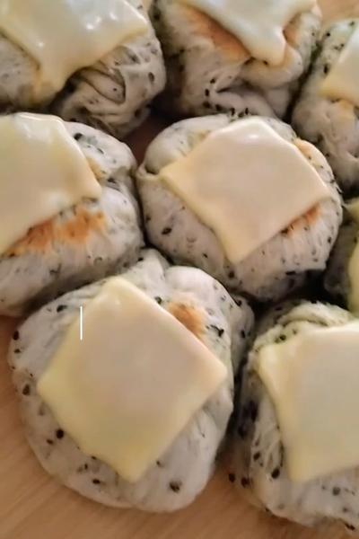 休日に簡単！フライパンでゴマチーズちぎりパン