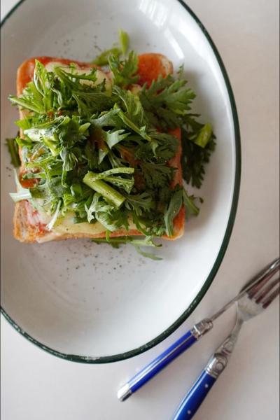 ナイフとフォークで食べる春菊のピザトースト🦭🍴🍞