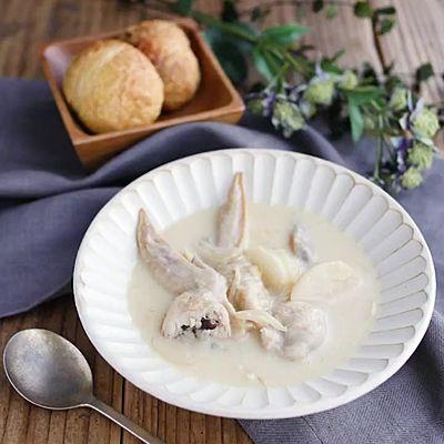 きのこを詰めた手羽とカブの生姜クリームスープ