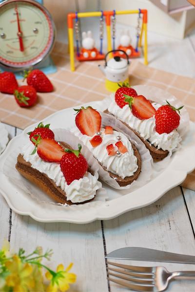 チョコスポンジいちごオムレット