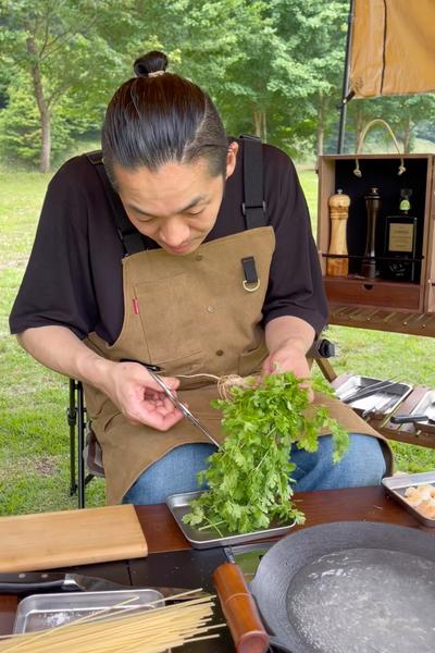 パクチーどっさりでライムをギュッと絞ったパスタ