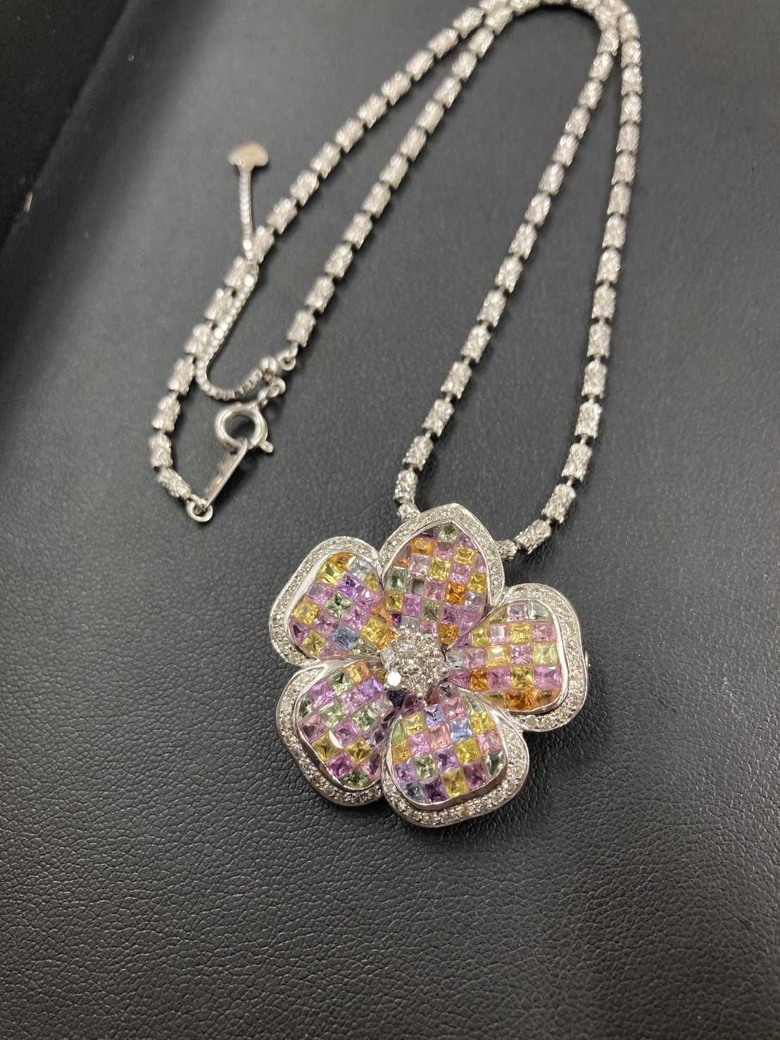 買取大吉 K18WG×マルチカラーサファイア×ダイヤネックレス