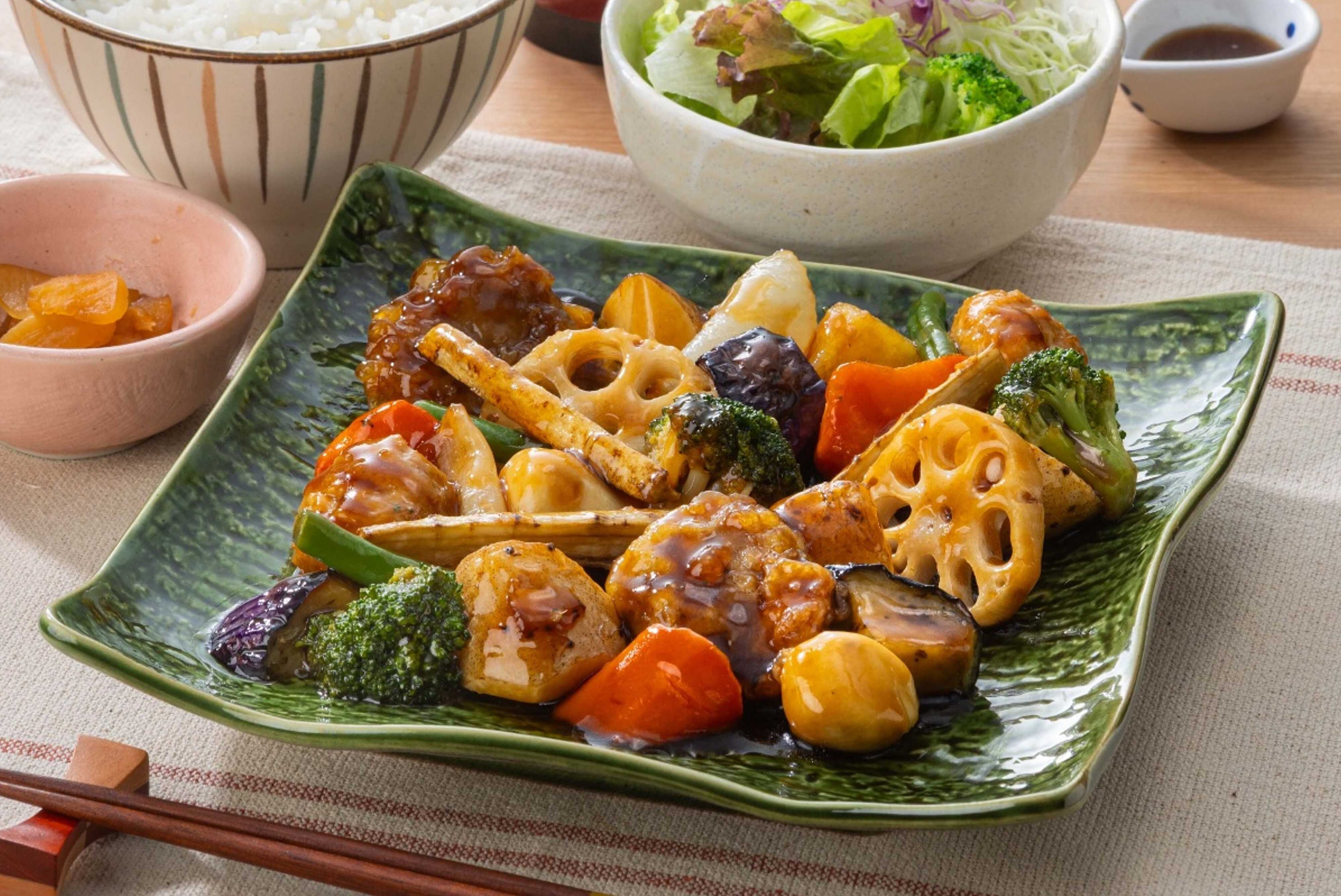 大戸屋ごはん処 冬野菜を黒酢あんで楽しむ「季節の野菜と豚と鶏つくねの黒酢あん」12月1日(月)から販売開始！