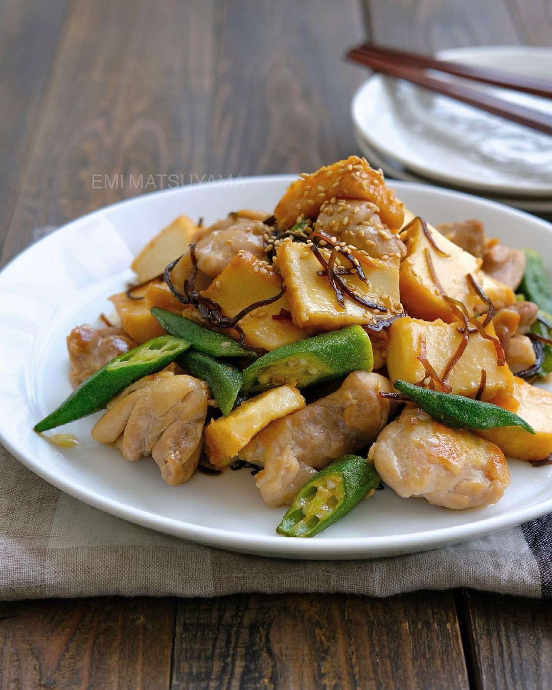 絹厚揚げと鶏肉とオクラの塩こんぽん酢マヨ炒め 作り方 レシピ クラシル